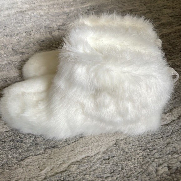 UGG slipper full foot slippers. - Picture 2 of 6